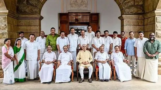 തര്ക്കങ്ങള്ക്കൊടുവില് വകുപ്പ് വിഭജനം പൂര്ത്തിയായി; പട്ടിക മുഖ്യമന്ത്രി ഗവര്ണര്ക്ക് കൈമാറി തര്ക്കങ്ങള്ക്കൊടുവില് വകുപ്പ് വിഭജനം പൂര്ത്തിയായി; പട്ടിക മുഖ്യമന്ത്രി ഗവര്ണര്ക്ക് കൈമാറി