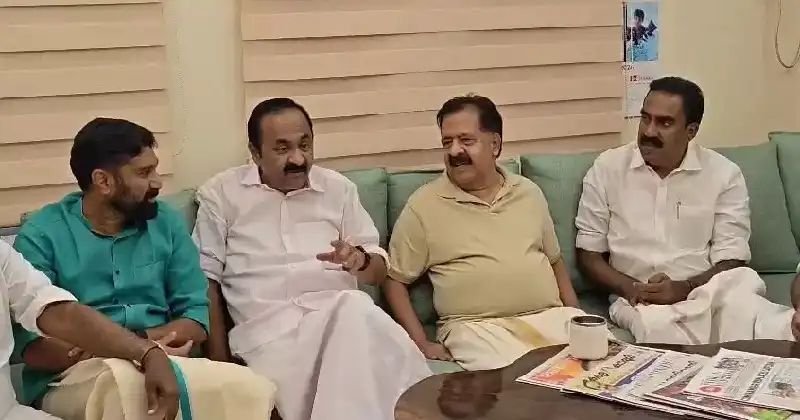 രമേശ് ചെന്നിത്തലയുടെ വീട്ടിലെത്തി നിയുക്ത മുഖ്യമന്ത്രി വി ഡി സതീശൻ രമേശ് ചെന്നിത്തലയുടെ വീട്ടിലെത്തി നിയുക്ത മുഖ്യമന്ത്രി വി ഡി സതീശൻ