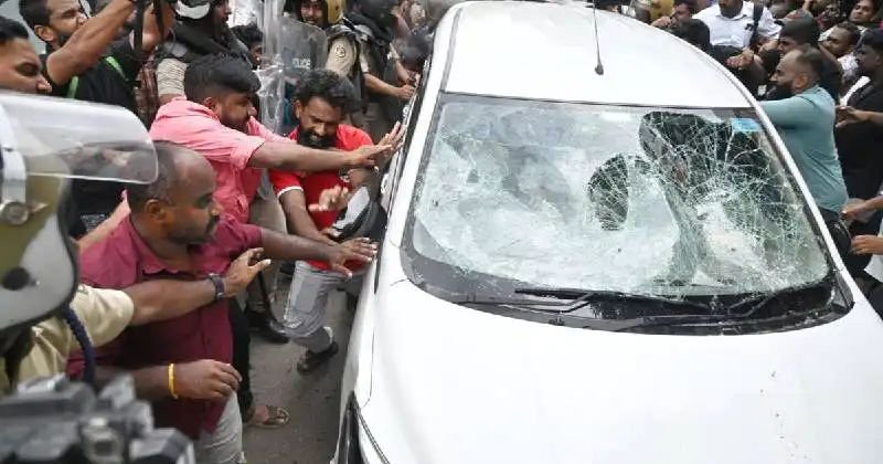 ഇഡി ഉദ്യോഗസ്ഥരെ ആക്രമിച്ച കേസ്; എട്ട് പ്രധാന പ്രതികള്ക്കായി ലുക്ക്ഔട്ട് നോട്ടീസ് ഇഡി ഉദ്യോഗസ്ഥരെ ആക്രമിച്ച കേസ്; എട്ട് പ്രധാന പ്രതികള്ക്കായി ലുക്ക്ഔട്ട് നോട്ടീസ്