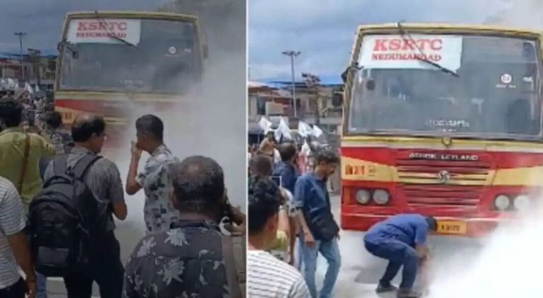 തൃശൂരില് ഓടിക്കൊണ്ടിരുന്ന കെഎസ്ആര്ടിസി ബസിന് തീപിടിച്ചു തൃശൂരില് ഓടിക്കൊണ്ടിരുന്ന കെഎസ്ആര്ടിസി ബസിന് തീപിടിച്ചു