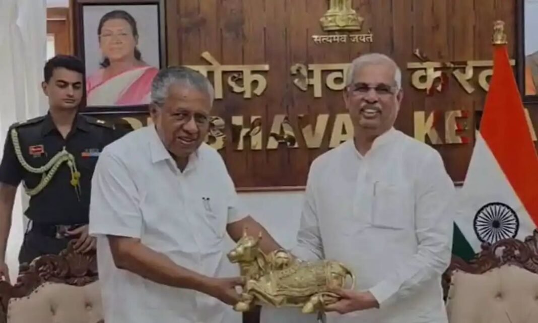 ഗവര്ണറെ കണ്ട് പിണറായി വിജയൻ; രാജ് ഭവനില് എത്തി കൂട്ടിക്കാഴ്ച നടത്തി ഗവര്ണറെ കണ്ട് പിണറായി വിജയൻ; രാജ് ഭവനില് എത്തി കൂട്ടിക്കാഴ്ച നടത്തി