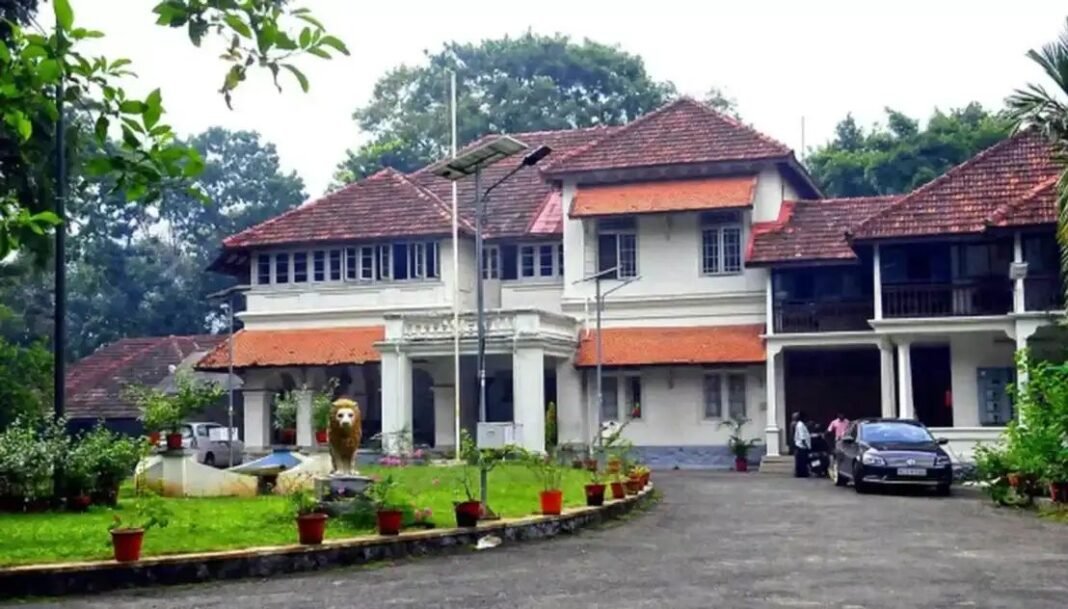 ചെന്നിത്തലക്ക് പമ്പ, കെ.മുരളീധരന് സാനഡു; മന്ത്രിമാര്ക്ക് ഔദ്യോഗിക വസതികള് അനുവദിച്ച് ഉത്തരവിറങ്ങി ചെന്നിത്തലക്ക് പമ്പ, കെ.മുരളീധരന് സാനഡു; മന്ത്രിമാര്ക്ക് ഔദ്യോഗിക വസതികള് അനുവദിച്ച് ഉത്തരവിറങ്ങി