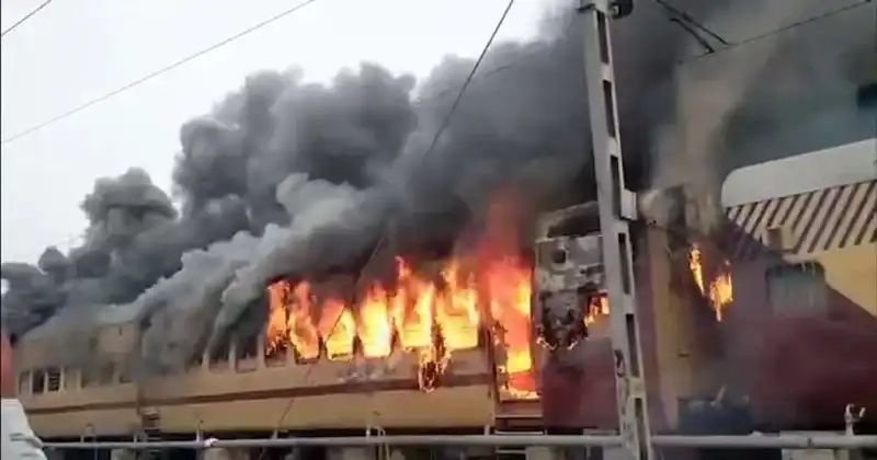 പാസഞ്ചര് ട്രെയിനിന് തീപിടിച്ചു; ഒഴിവായത് വൻ ദുരന്തം പാസഞ്ചര് ട്രെയിനിന് തീപിടിച്ചു; ഒഴിവായത് വൻ ദുരന്തം