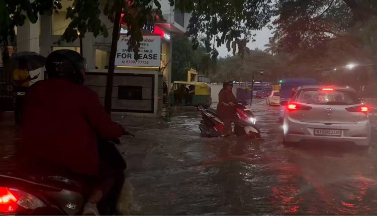കനത്ത മഴ; ബെംഗളൂരുവിൽ വെള്ളക്കെട്ടും ഗതാഗത തടസ്സവും കനത്ത മഴ; ബെംഗളൂരുവിൽ വെള്ളക്കെട്ടും ഗതാഗത തടസ്സവും