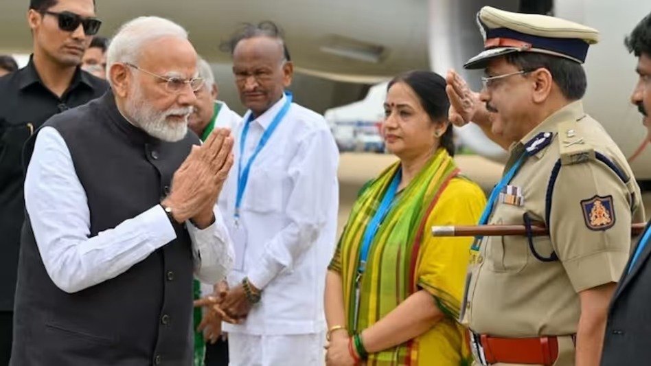 പ്രധാനമന്ത്രി കടന്നുപോകേണ്ട പാതയിൽ ജലറ്റിൻ സ്റ്റിക്കുകൾ കണ്ടെടുത്ത സംഭവം; 6 പോലീസുകാർക്ക് സസ്പെൻഷൻ പ്രധാനമന്ത്രി കടന്നുപോകേണ്ട പാതയിൽ ജലറ്റിൻ സ്റ്റിക്കുകൾ കണ്ടെടുത്ത സംഭവം; 6 പോലീസുകാർക്ക് സസ്പെൻഷൻ