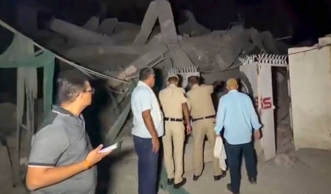 ഡല്ഹിയില് അഞ്ചുനില കെട്ടിടം തകര്ന്നുവീണു; നിരവധി പേര് കുടുങ്ങിക്കിടക്കുന്നതായി സംശയം ഡല്ഹിയില് അഞ്ചുനില കെട്ടിടം തകര്ന്നുവീണു; നിരവധി പേര് കുടുങ്ങിക്കിടക്കുന്നതായി സംശയം
