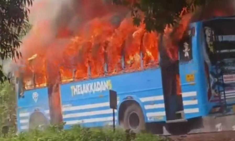 കണ്ണൂരില് ഓടുന്ന ബസിന് തീപിടിച്ചു കണ്ണൂരില് ഓടുന്ന ബസിന് തീപിടിച്ചു