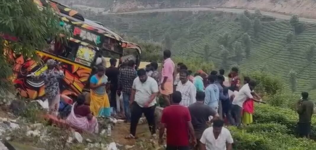 ഇടുക്കിയിൽ മിനി ബസ് താഴ്ചയിലേക്ക് മറിഞ്ഞ് ഒരു മരണം; രണ്ടുപേരുടെ നില ഗുരുതരം ഇടുക്കിയിൽ മിനി ബസ് താഴ്ചയിലേക്ക് മറിഞ്ഞ് ഒരു മരണം; രണ്ടുപേരുടെ നില ഗുരുതരം