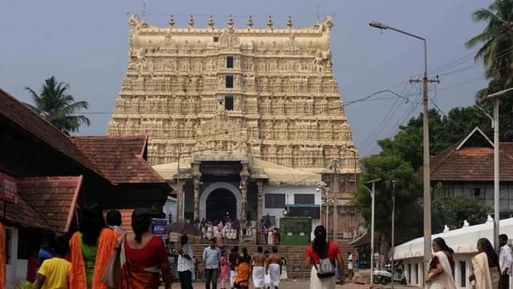 പത്മനാഭസ്വാമി ക്ഷേത്രത്തിലും വൻ സ്വർണമോഷണം; വൈരനാമവും 78 ഗ്രാം സ്വർണവും കാണാനില്ലെന്ന് റിപ്പോർട്ട് പത്മനാഭസ്വാമി ക്ഷേത്രത്തിലും വൻ സ്വർണമോഷണം; വൈരനാമവും 78 ഗ്രാം സ്വർണവും കാണാനില്ലെന്ന് റിപ്പോർട്ട്