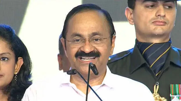 ‘ജനസാഗരങ്ങള് സാക്ഷി’; വി ഡി സതീശന് മുഖ്യമന്ത്രിയായി സത്യപ്രതിജ്ഞ ചെയ്തു ‘ജനസാഗരങ്ങള് സാക്ഷി’; വി ഡി സതീശന് മുഖ്യമന്ത്രിയായി സത്യപ്രതിജ്ഞ ചെയ്തു