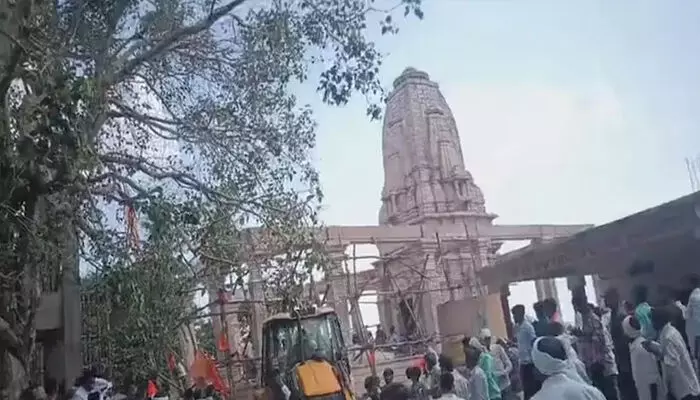 നിര്മാണത്തിലിരുന്ന ക്ഷേത്ര മേല്ക്കൂര തകര്ന്നുവീണ് നാല് മരണം നിര്മാണത്തിലിരുന്ന ക്ഷേത്ര മേല്ക്കൂര തകര്ന്നുവീണ് നാല് മരണം
