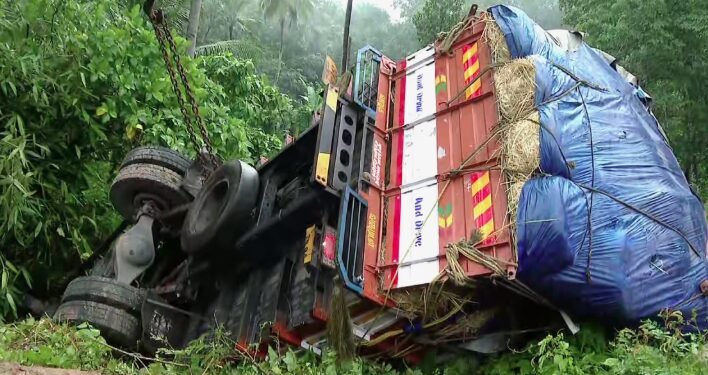 പത്തനംതിട്ടയില് ലോറിയും കാറും കൂട്ടിയിടിച്ച് അപകടം; രണ്ടുപേര് മരിച്ചു പത്തനംതിട്ടയില് ലോറിയും കാറും കൂട്ടിയിടിച്ച് അപകടം; രണ്ടുപേര് മരിച്ചു
