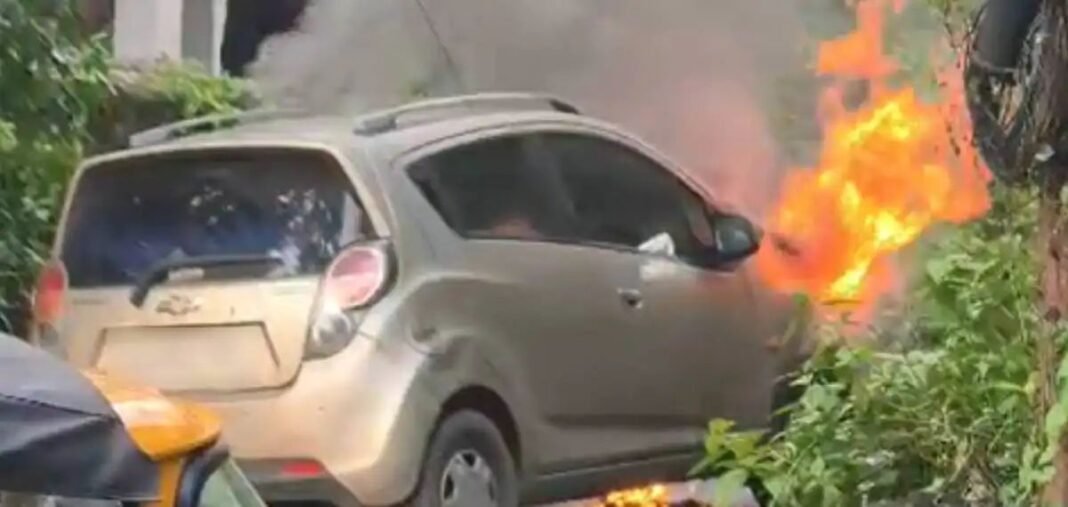 ഓടിക്കൊണ്ടിരുന്ന കാറിന് തീ പിടിച്ചു; യാത്രികര് അത്ഭുതകരമായി രക്ഷപ്പെട്ടു ഓടിക്കൊണ്ടിരുന്ന കാറിന് തീ പിടിച്ചു; യാത്രികര് അത്ഭുതകരമായി രക്ഷപ്പെട്ടു