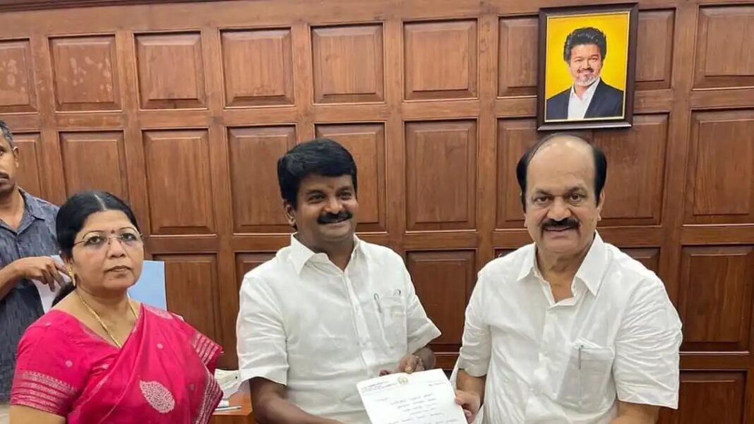 അണ്ണാഡിഎംകെയ്ക്ക് തിരിച്ചടി; സി. വിജയ ഭാസ്കര് എംഎല്എ സ്ഥാനം രാജിവെച്ചു അണ്ണാഡിഎംകെയ്ക്ക് തിരിച്ചടി; സി. വിജയ ഭാസ്കര് എംഎല്എ സ്ഥാനം രാജിവെച്ചു