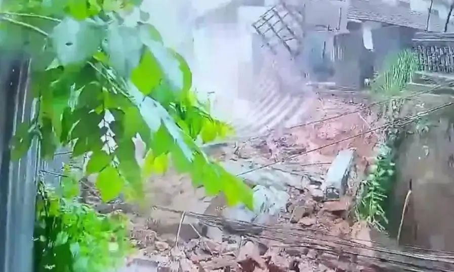 കണ്ണൂരില് കനത്ത മഴയില് കെട്ടിടം ഇടിഞ്ഞുവീണു കണ്ണൂരില് കനത്ത മഴയില് കെട്ടിടം ഇടിഞ്ഞുവീണു