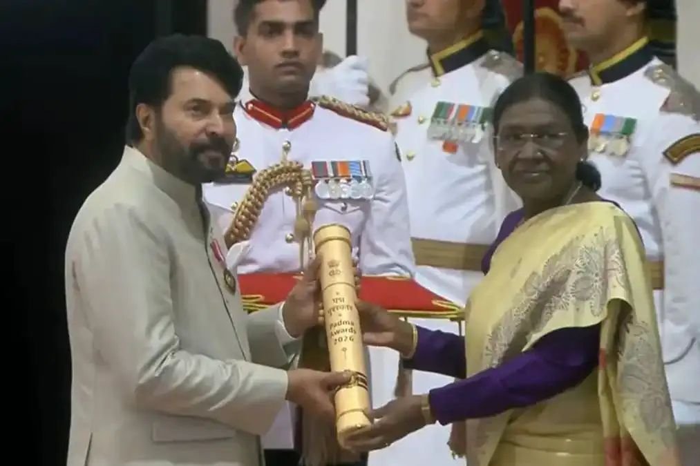 പത്മഭൂഷണ് പുരസ്കാരം ഏറ്റുവാങ്ങി മമ്മൂട്ടി; രണ്ടാംഘട്ട പത്മ പുരസ്കാരങ്ങള് വിതരണം ചെയ്തു പത്മഭൂഷണ് പുരസ്കാരം ഏറ്റുവാങ്ങി മമ്മൂട്ടി; രണ്ടാംഘട്ട പത്മ പുരസ്കാരങ്ങള് വിതരണം ചെയ്തു