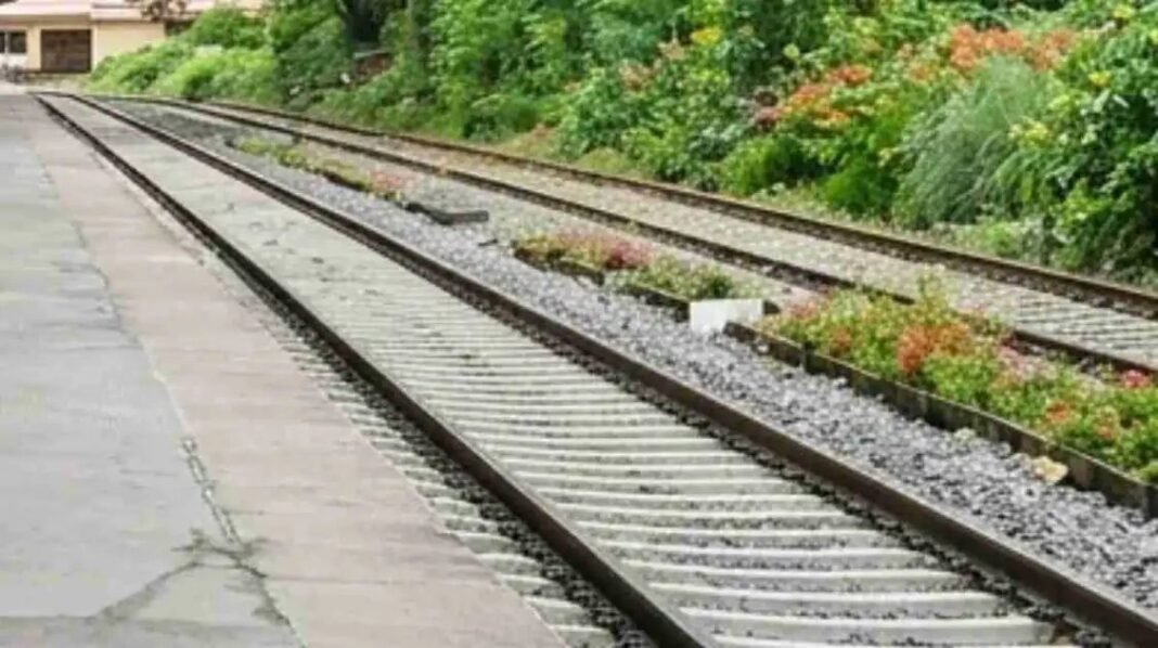 കൊച്ചിയില് അര കിലോമീറ്ററോളം റെയില്വെ ട്രാക്ക് കാണാതായി; അന്വേഷണം ശക്തമാക്കി അധികൃതര് കൊച്ചിയില് അര കിലോമീറ്ററോളം റെയില്വെ ട്രാക്ക് കാണാതായി; അന്വേഷണം ശക്തമാക്കി അധികൃതര്
