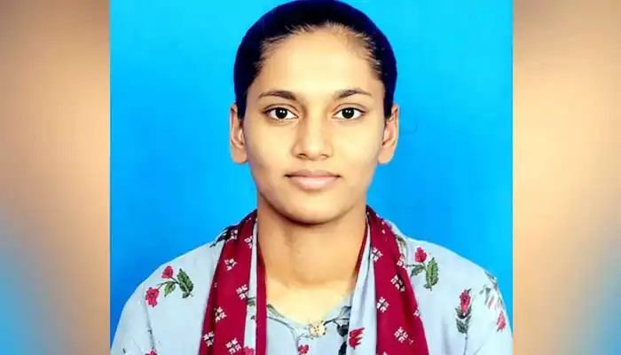 നീറ്റ് പുനഃപരീക്ഷയ്ക്ക് മണിക്കൂറുകള് ബാക്കിനില്ക്കെ 19കാരി ജീവനൊടുക്കി നീറ്റ് പുനഃപരീക്ഷയ്ക്ക് മണിക്കൂറുകള് ബാക്കിനില്ക്കെ 19കാരി ജീവനൊടുക്കി