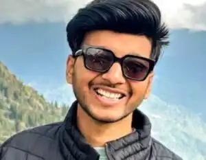 പാറക്കെട്ടില് നിന്ന് ഫോട്ടോ എടുക്കുന്നതിനിടെ കാലിടറി വീണ യുവാവിന് ദാരുണാന്ത്യം പാറക്കെട്ടില് നിന്ന് ഫോട്ടോ എടുക്കുന്നതിനിടെ കാലിടറി വീണ യുവാവിന് ദാരുണാന്ത്യം