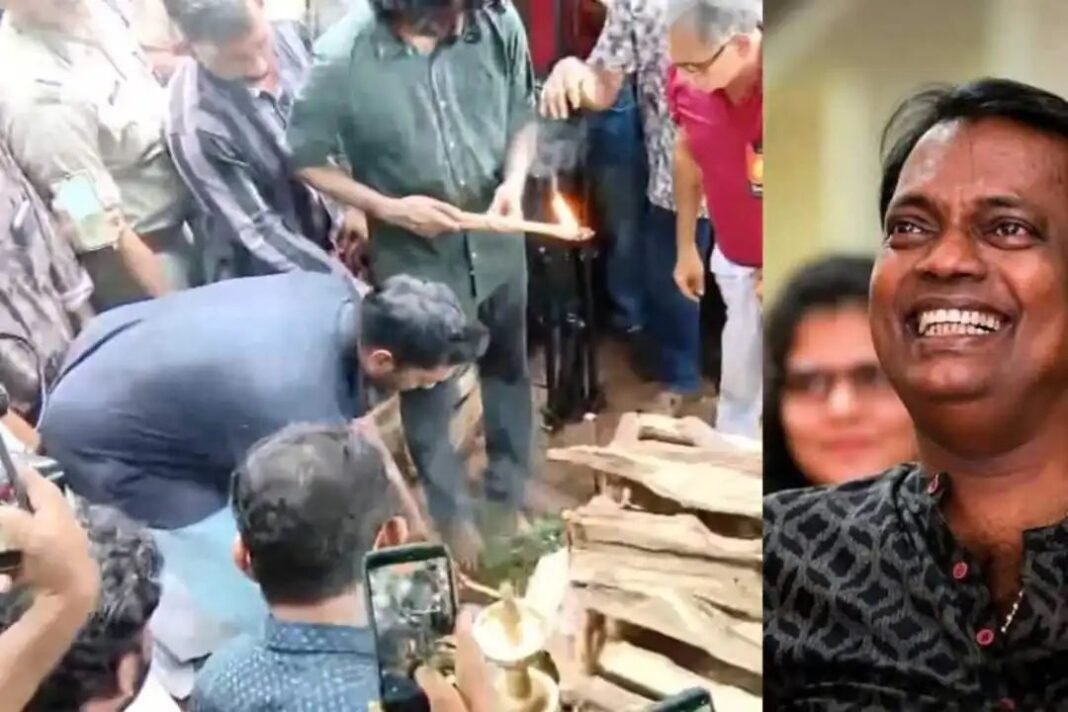 സലിം കുമാറിന് വിട നല്കി നാട്; സംസ്കാരം നടന്നു സലിം കുമാറിന് വിട നല്കി നാട്; സംസ്കാരം നടന്നു