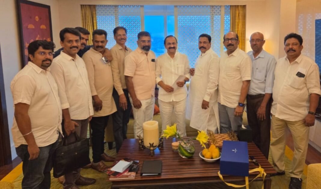കേരളത്തിലേക്കുള്ള യാത്രാ പ്രശ്നം; കർണാടക പ്രവാസി കോൺഗ്രസ് മുഖ്യമന്ത്രി വി.ഡി.സതീശനുമായി ചർച്ച നടത്തി കേരളത്തിലേക്കുള്ള യാത്രാ പ്രശ്നം; കർണാടക പ്രവാസി കോൺഗ്രസ് മുഖ്യമന്ത്രി വി.ഡി.സതീശനുമായി ചർച്ച നടത്തി