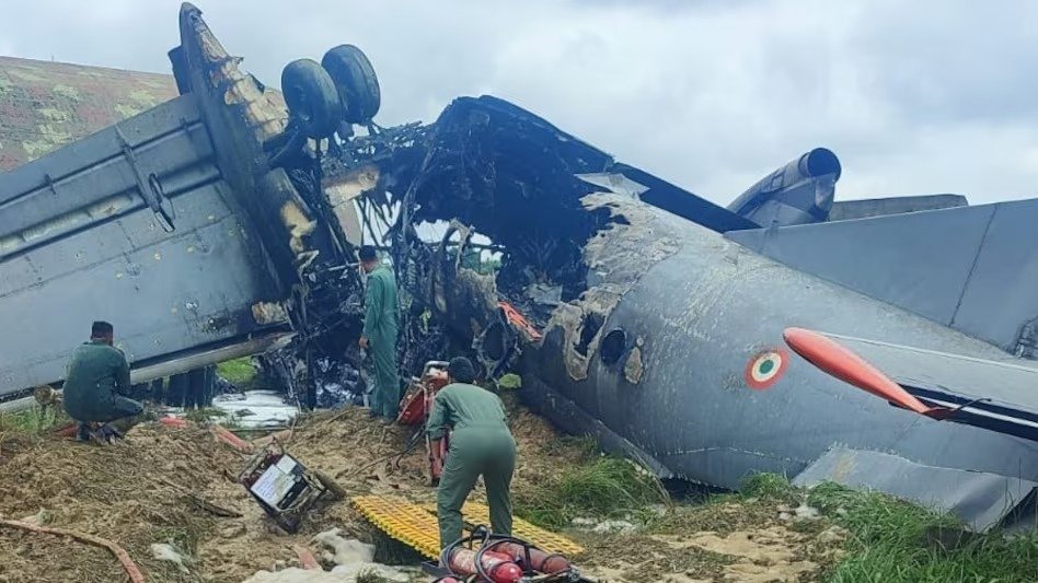 അസമില് ലാന്ഡിങ്ങിനിടെ വ്യോമസേന വിമാനം തകർന്നുവീണ് തീപ്പിടിച്ചു അസമില് ലാന്ഡിങ്ങിനിടെ വ്യോമസേന വിമാനം തകർന്നുവീണ് തീപ്പിടിച്ചു