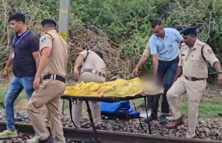 ട്രെയിനില് തീപിടിത്തമുണ്ടായെന്ന് അഭ്യുഹം; പാളത്തിലേക്കിറങ്ങിയ യാത്രക്കാരെ മറ്റൊരു ട്രെയിനിടിച്ചു- നാല് മരണം ട്രെയിനില് തീപിടിത്തമുണ്ടായെന്ന് അഭ്യുഹം; പാളത്തിലേക്കിറങ്ങിയ യാത്രക്കാരെ മറ്റൊരു ട്രെയിനിടിച്ചു- നാല് മരണം