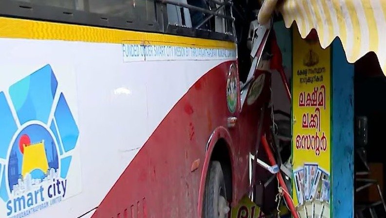 തിരുവനന്തപുരത്ത് നിയന്ത്രണം വിട്ട കെഎസ്ആര്ടിസി ബസ് ലോട്ടറി കടയിലേക്ക് ഇടിച്ചുകയറി; 3 പേര്ക്ക് പരുക്ക് തിരുവനന്തപുരത്ത് നിയന്ത്രണം വിട്ട കെഎസ്ആര്ടിസി ബസ് ലോട്ടറി കടയിലേക്ക് ഇടിച്ചുകയറി; 3 പേര്ക്ക് പരുക്ക്