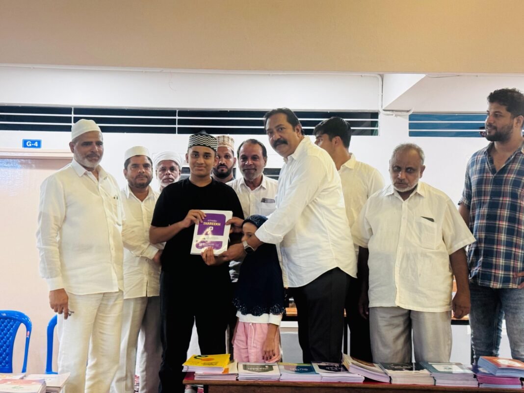 പഠനോപകരണങ്ങള് വിതരണം ചെയ്തു പഠനോപകരണങ്ങള് വിതരണം ചെയ്തു