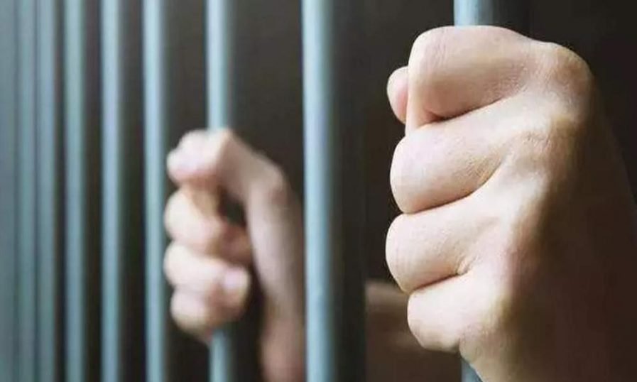ബെംഗളുരു സ്ഫോടനക്കേസ്; വിചാരണ തടവുകാരനായിരുന്ന കുടക് സ്വദേശി ജയിലില് ഹൃദയാഘാതത്തെ തുടർന്ന് മരിച്ചു ബെംഗളുരു സ്ഫോടനക്കേസ്; വിചാരണ തടവുകാരനായിരുന്ന കുടക് സ്വദേശി ജയിലില് ഹൃദയാഘാതത്തെ തുടർന്ന് മരിച്ചു