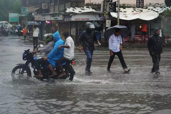 ഉത്തര കന്നഡയിൽ കനത്ത മഴ; മണ്ണിടിച്ചിലിൽ റോഡ് ഗതാഗതം തടസ്സപ്പെട്ടു, സ്കൂൾ കെട്ടിടത്തിന് മുകളിലേക്ക് പാറ ഉരുണ്ടുവീണു ഉത്തര കന്നഡയിൽ കനത്ത മഴ; മണ്ണിടിച്ചിലിൽ റോഡ് ഗതാഗതം തടസ്സപ്പെട്ടു, സ്കൂൾ കെട്ടിടത്തിന് മുകളിലേക്ക് പാറ ഉരുണ്ടുവീണു