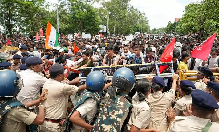 നീറ്റ് പരീക്ഷാ വിവാദം; കർണാടകയിലുടനീളം പ്രതിഷേധം ശക്തം നീറ്റ് പരീക്ഷാ വിവാദം; കർണാടകയിലുടനീളം പ്രതിഷേധം ശക്തം