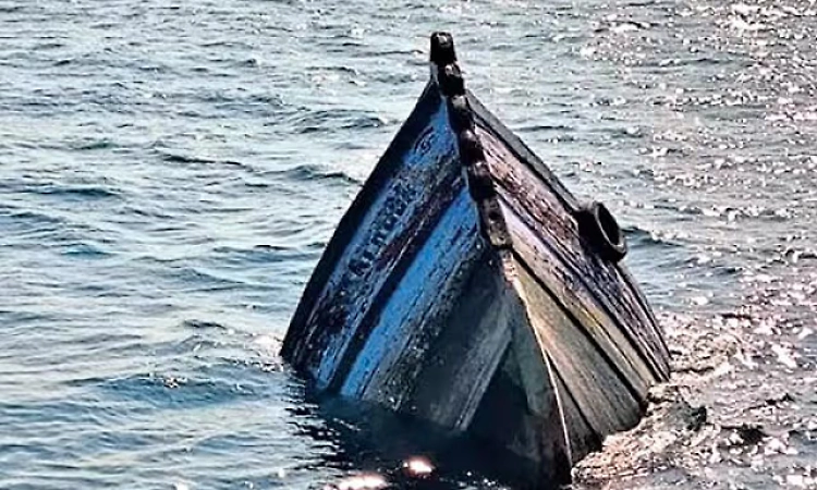 ആന്ധ്രയിൽ ഗോദാവരി നദിയിൽ മീൻപിടിത്തത്തിനിടെ 5 പേർ മുങ്ങി മരിച്ചു ആന്ധ്രയിൽ ഗോദാവരി നദിയിൽ മീൻപിടിത്തത്തിനിടെ 5 പേർ മുങ്ങി മരിച്ചു