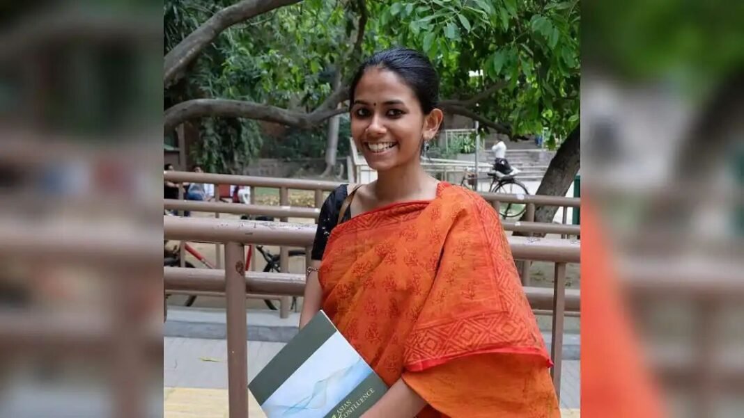എകെജി ഭവനില് ഡല്ഹി പോലീസ്; ഐഷി ഘോഷിന്റെ അറസ്റ്റിന് നീക്കം എകെജി ഭവനില് ഡല്ഹി പോലീസ്; ഐഷി ഘോഷിന്റെ അറസ്റ്റിന് നീക്കം