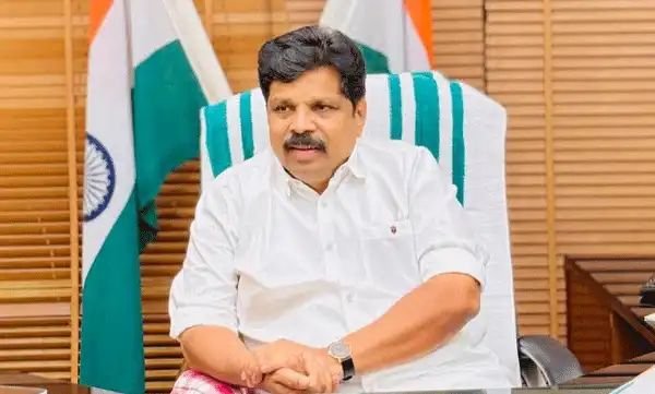 അടിമാലിയിലെ മണ്ണിടിച്ചില് ദുരന്തം; ഓണത്തിന് മുമ്പായി 10 ലക്ഷം വീതം നഷ്ടപരിഹാരം നല്കുമെന്ന് മന്ത്രി അടിമാലിയിലെ മണ്ണിടിച്ചില് ദുരന്തം; ഓണത്തിന് മുമ്പായി 10 ലക്ഷം വീതം നഷ്ടപരിഹാരം നല്കുമെന്ന് മന്ത്രി