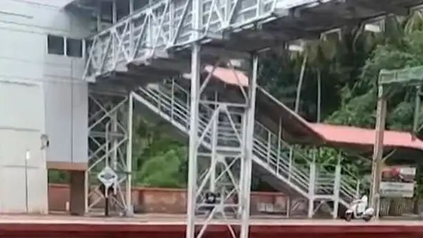 റെയില്വേ പ്ലാറ്റ്ഫോമിലൂടെ സ്കൂട്ടര് യാത്ര; പട്ടാമ്പി സ്വദേശിക്കെതിരെ കേസ് റെയില്വേ പ്ലാറ്റ്ഫോമിലൂടെ സ്കൂട്ടര് യാത്ര; പട്ടാമ്പി സ്വദേശിക്കെതിരെ കേസ്