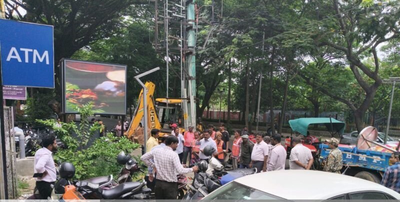 ‘സേഫ് ഫുട്പാത്ത്’; നടപ്പാതകളിലെ കൈയേറ്റം ഒഴിപ്പിക്കലിന് നടപടി തുടങ്ങി ‘സേഫ് ഫുട്പാത്ത്’; നടപ്പാതകളിലെ കൈയേറ്റം ഒഴിപ്പിക്കലിന് നടപടി തുടങ്ങി