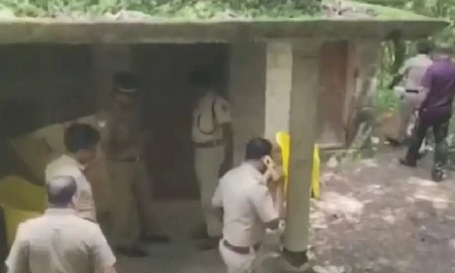 മകളെ വിവാഹം കഴിച്ച് കൊടുത്തില്ല; തിരുവനന്തപുരത്ത് അച്ഛനെയും മകനെയും തട്ടിക്കൊണ്ടു പോയി കൊലപ്പെടുത്താന് ശ്രമിച്ചു മകളെ വിവാഹം കഴിച്ച് കൊടുത്തില്ല; തിരുവനന്തപുരത്ത് അച്ഛനെയും മകനെയും തട്ടിക്കൊണ്ടു പോയി കൊലപ്പെടുത്താന് ശ്രമിച്ചു