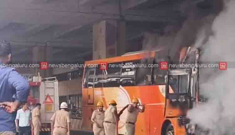 ബെംഗളൂരുവില് സ്വിഫ്റ്റ് ബസിന് തീപിടിച്ചു; യാത്രക്കാർ രക്ഷപ്പെട്ടു ബെംഗളൂരുവില് സ്വിഫ്റ്റ് ബസിന് തീപിടിച്ചു; യാത്രക്കാർ രക്ഷപ്പെട്ടു