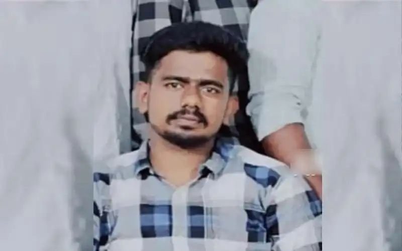 കാളവണ്ടിക്ക് വഴി നല്കുന്നതിനെ ചൊല്ലി തര്ക്കം; പാലക്കാട് യുവാവിനെ കുത്തിക്കൊന്നു കാളവണ്ടിക്ക് വഴി നല്കുന്നതിനെ ചൊല്ലി തര്ക്കം; പാലക്കാട് യുവാവിനെ കുത്തിക്കൊന്നു