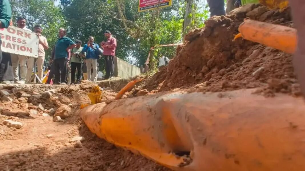 തിരുവനന്തപുരത്ത് റോഡ് നിര്മാണത്തിനിടെ പൈപ്പ് പൊട്ടി; ഗ്യാസ് പൈപ്പ് ലൈനില് ചോര്ച്ച തിരുവനന്തപുരത്ത് റോഡ് നിര്മാണത്തിനിടെ പൈപ്പ് പൊട്ടി; ഗ്യാസ് പൈപ്പ് ലൈനില് ചോര്ച്ച