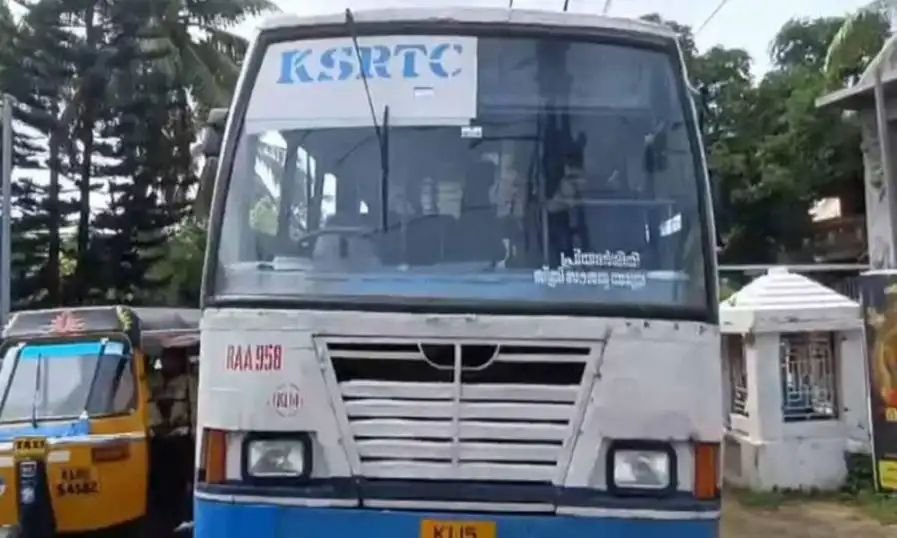 കെഎസ്ആര്ടിസി പ്രിയദര്ശനി ബസില് നിന്നു തെറിച്ചുവീണ് കണ്ടക്ടര്ക്ക് പരുക്ക് കെഎസ്ആര്ടിസി പ്രിയദര്ശനി ബസില് നിന്നു തെറിച്ചുവീണ് കണ്ടക്ടര്ക്ക് പരുക്ക്