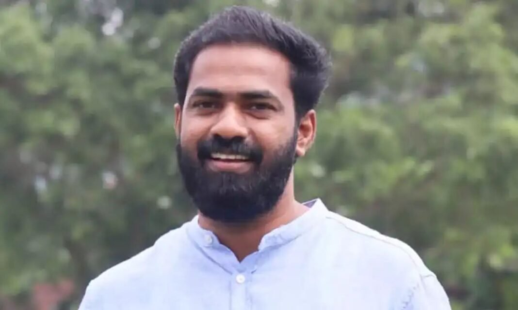 സര്ക്കാര് ആശുപത്രികളിലെ പൊതിച്ചോര് വിതരണം തടസപ്പെടുത്താൻ ഒരു മന്ത്രിക്കും കഴിയില്ല; വിതരണം തുടരുമെന്ന് വി.കെ. സനോജ് സര്ക്കാര് ആശുപത്രികളിലെ പൊതിച്ചോര് വിതരണം തടസപ്പെടുത്താൻ ഒരു മന്ത്രിക്കും കഴിയില്ല; വിതരണം തുടരുമെന്ന് വി.കെ. സനോജ്