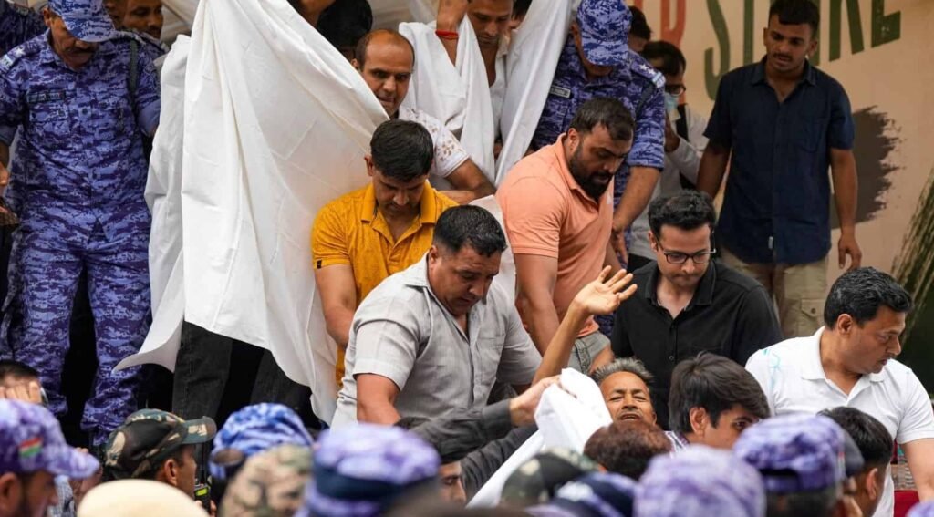 ജന്തര് മന്തറില് പോലീസിന്റെ അപ്രതീക്ഷിത നീക്കം; സോനം വാങ്ങ്ചുക്കിനെ ബലം പ്രയോഗിച്ച് ആശുപത്രിയിലേക്കു മാറ്റി ജന്തര് മന്തറില് പോലീസിന്റെ അപ്രതീക്ഷിത നീക്കം; സോനം വാങ്ങ്ചുക്കിനെ ബലം പ്രയോഗിച്ച് ആശുപത്രിയിലേക്കു മാറ്റി