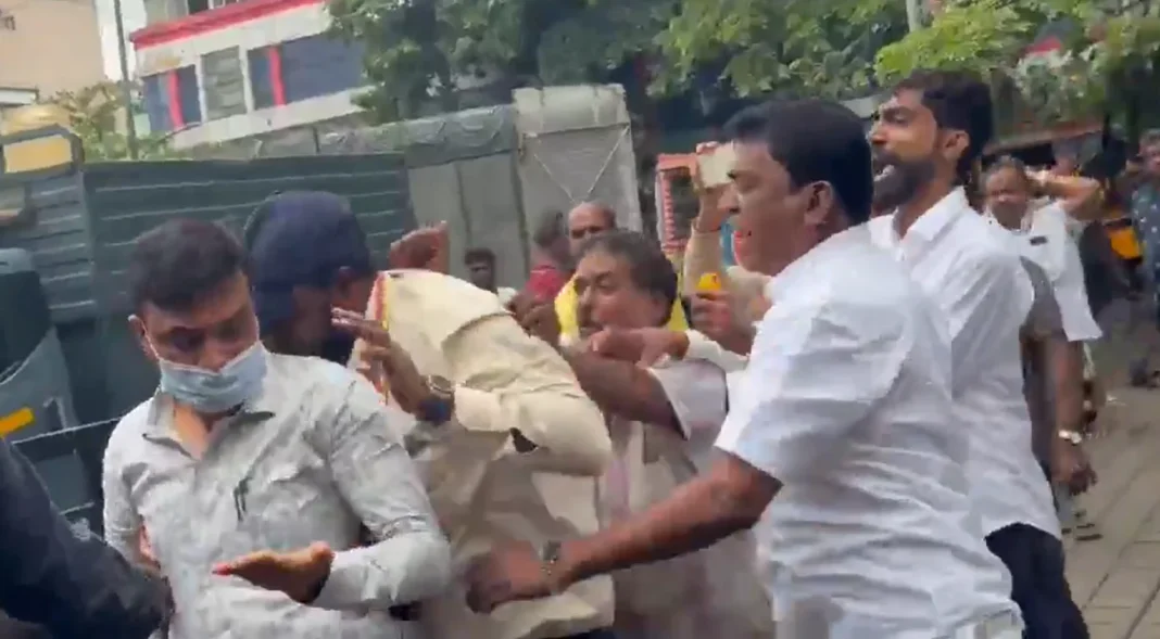 നടപ്പാത ഒഴിപ്പിക്കൽ നടപടിക്കിടെ സർക്കാർ ഉദ്യോഗസ്ഥർക്കുനേരെ ആക്രമണം; 10 പേർ അറസ്റ്റിൽ നടപ്പാത ഒഴിപ്പിക്കൽ നടപടിക്കിടെ സർക്കാർ ഉദ്യോഗസ്ഥർക്കുനേരെ ആക്രമണം; 10 പേർ അറസ്റ്റിൽ