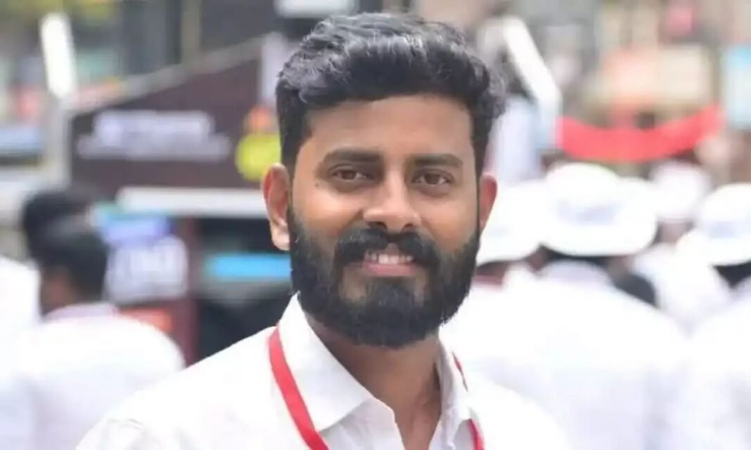 പാലക്കാട്ട് ജോലി വാഗ്ദാനം ചെയ്ത് യുവതിയെ പീഡിപ്പിച്ച സിപിഎം പഞ്ചായത്തംഗം രാജിവച്ചു പാലക്കാട്ട് ജോലി വാഗ്ദാനം ചെയ്ത് യുവതിയെ പീഡിപ്പിച്ച സിപിഎം പഞ്ചായത്തംഗം രാജിവച്ചു