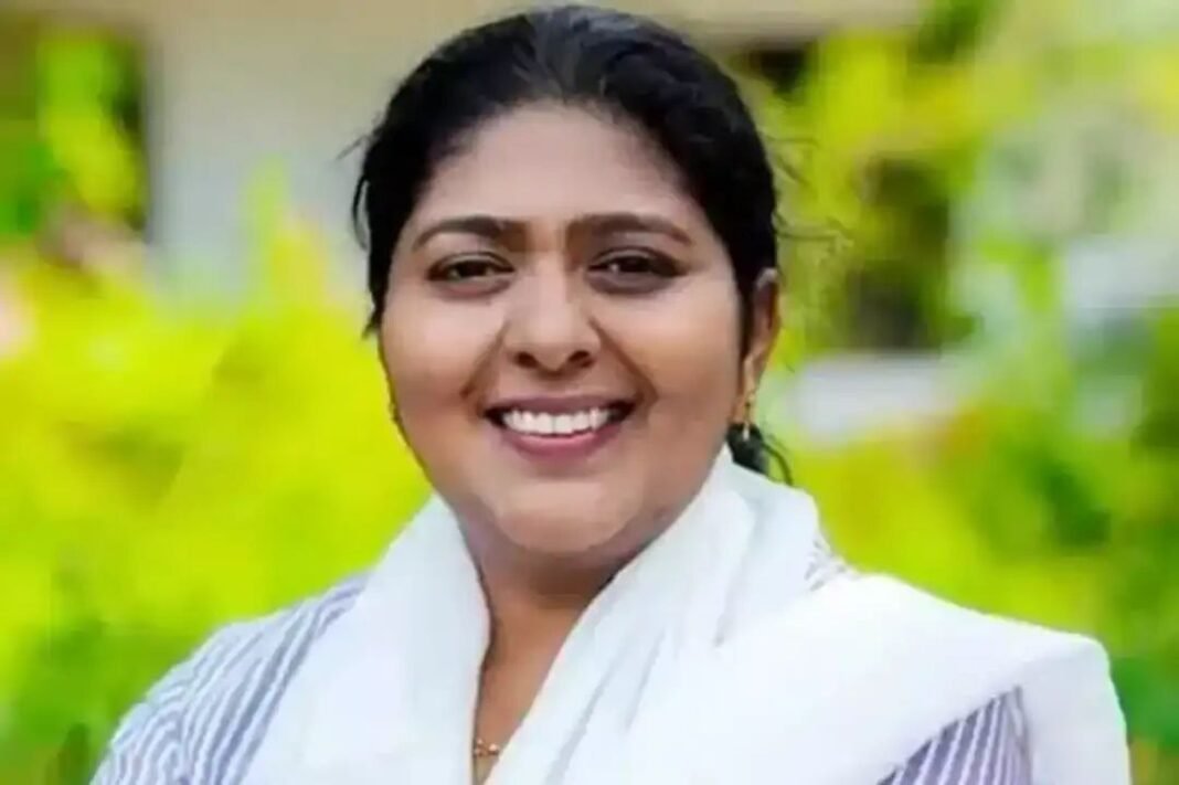 വിദ്യ ബാലകൃഷ്ണൻ എംഎല്എക്ക് മന്ത്രി പദവി വാഗ്ദാനം ചെയ്ത് തട്ടിപ്പ്; രണ്ട് പേര് പിടിയില് വിദ്യ ബാലകൃഷ്ണൻ എംഎല്എക്ക് മന്ത്രി പദവി വാഗ്ദാനം ചെയ്ത് തട്ടിപ്പ്; രണ്ട് പേര് പിടിയില്