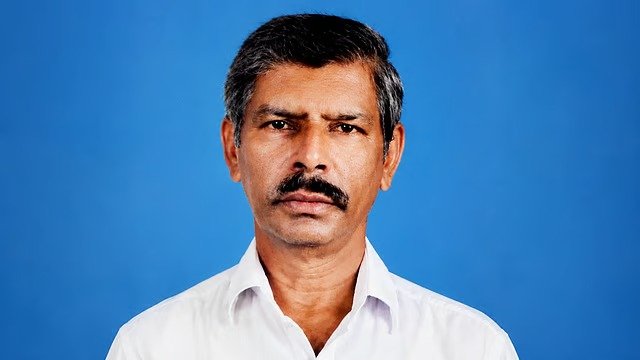 ചാലക്കുടിയിൽ റോഡിന് കുറുകെ കിടന്ന മരത്തിലിടിച്ച് സ്കൂട്ടർ യാത്രികൻ മരിച്ചു, സഹോദരന് ഗുരുതര പരുക്ക് ചാലക്കുടിയിൽ റോഡിന് കുറുകെ കിടന്ന മരത്തിലിടിച്ച് സ്കൂട്ടർ യാത്രികൻ മരിച്ചു, സഹോദരന് ഗുരുതര പരുക്ക്