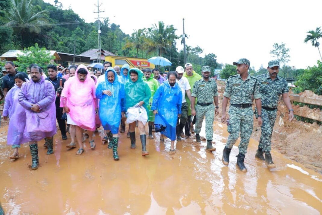 കള്ളാടി മണ്ണിടിച്ചില് ദുരന്തമേഖലയിലെത്തി മുഖ്യമന്ത്രി വി ഡി സതീശന്; സ്ഥിതിഗതികൾ നേരിട്ട് വിലയിരുത്തി കള്ളാടി മണ്ണിടിച്ചില് ദുരന്തമേഖലയിലെത്തി മുഖ്യമന്ത്രി വി ഡി സതീശന്; സ്ഥിതിഗതികൾ നേരിട്ട് വിലയിരുത്തി
