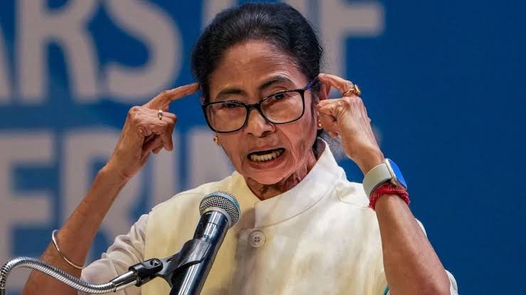 മമതക്ക് ഇരുട്ടടി; 440 കോടിയുള്ള തൃണമൂലിന്റെ ബാങ്ക് അക്കൗണ്ടുകൾ മരവിപ്പിച്ചു മമതക്ക് ഇരുട്ടടി; 440 കോടിയുള്ള തൃണമൂലിന്റെ ബാങ്ക് അക്കൗണ്ടുകൾ മരവിപ്പിച്ചു